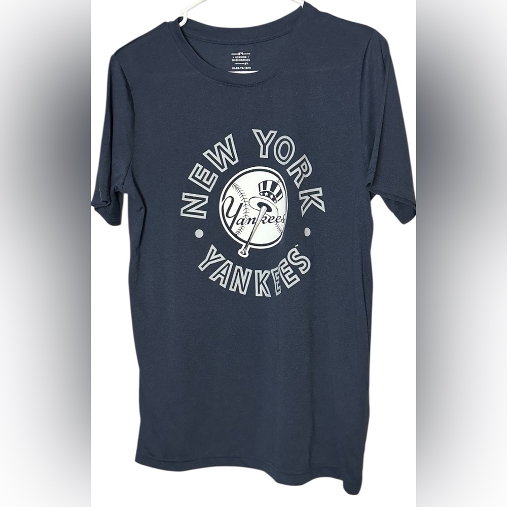 GENUINE MLB NEW YORK YANKEES TSHIRT
SIZE YOUTH XL (16-18) NWT